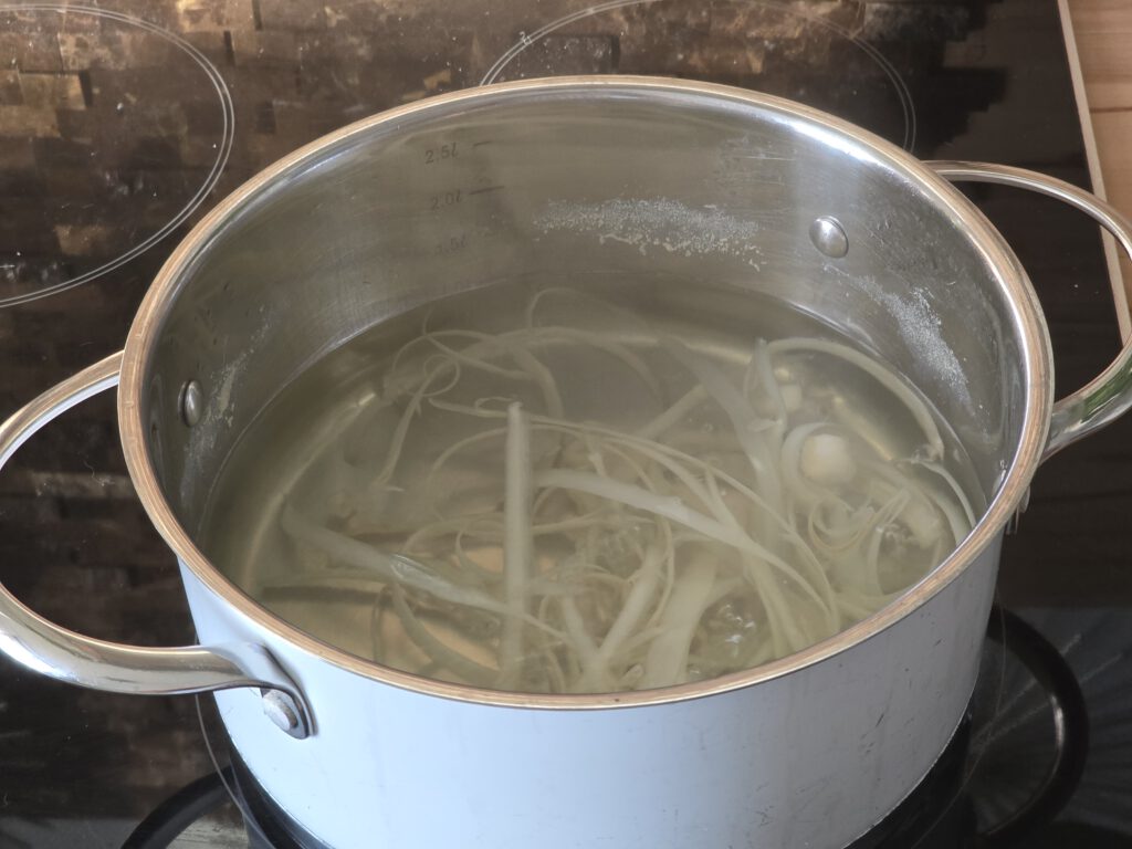 Spargelschalen und Endstücke garen in Wasser