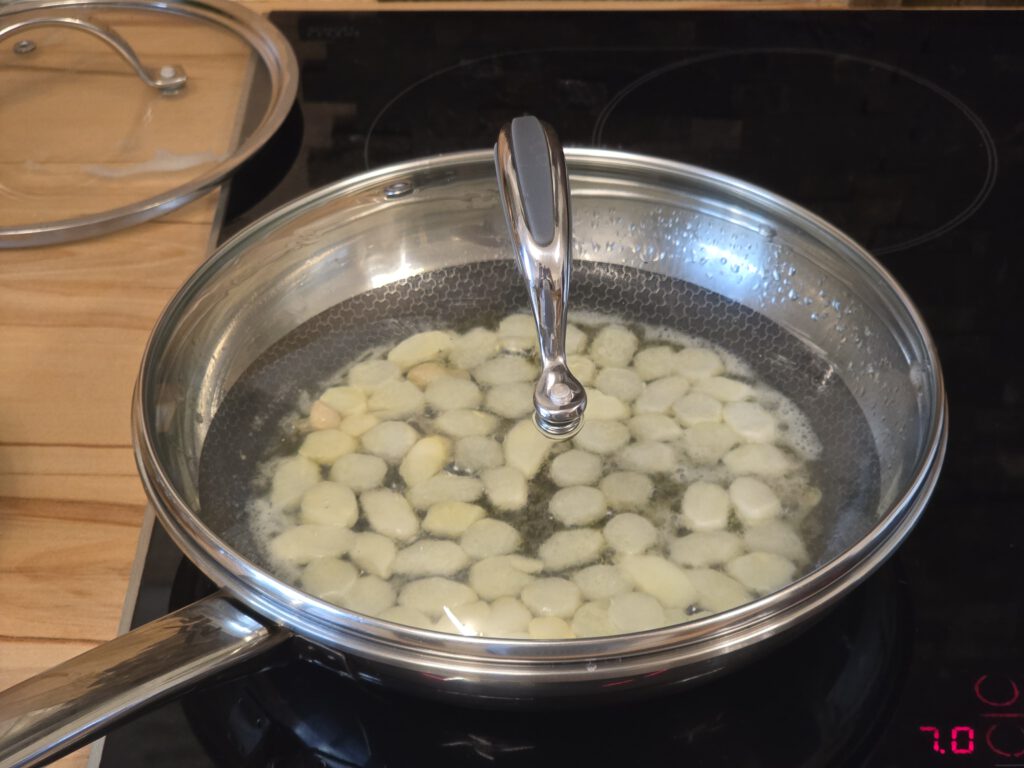Spargelstücke garen in Butter