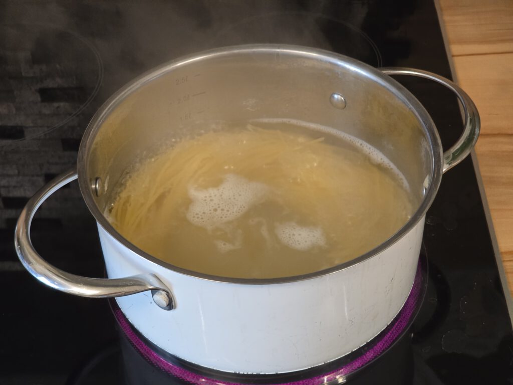 Spaghetti kochen in Nudelwasser