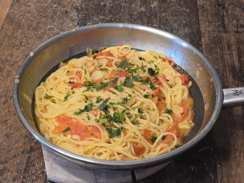 Pasta mit weißem Spargel und Tomaten in einer Pfanne
